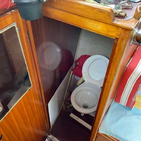 Botel Bateau Tinkerbell